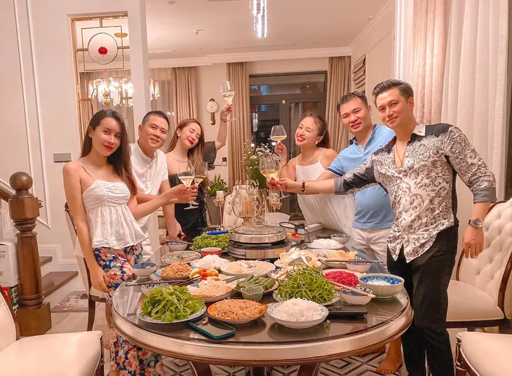 Dàn diễn viên Việt tuần qua: Hồng Diễm chỉ ở nhà, Phương Oanh tự nhủ bớt nghe bớt nói bớt nhìn - Ảnh 8. Dàn diễn viên Việt tuần qua: Hồng Diễm chỉ ở nhà, Phương Oanh tự nhủ bớt nghe bớt nói bớt nhìn - Ảnh 8.
