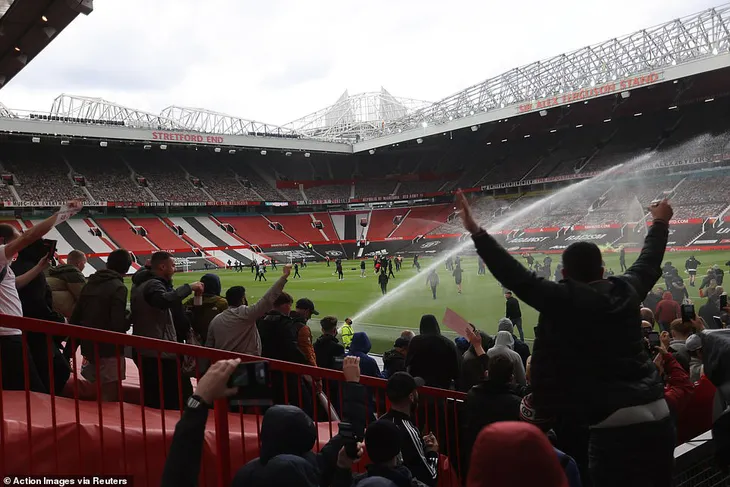 Manchester United có thể bị phạt nặng do để fan làm hoãn trận đấu với Liverpool - Ảnh 2. Manchester United có thể bị phạt nặng do để fan làm hoãn trận đấu với Liverpool - Ảnh 2.