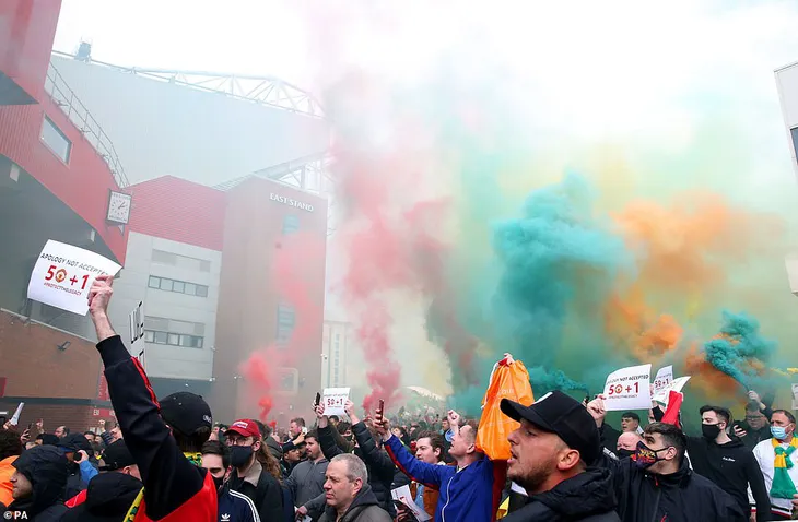 Manchester United có thể bị phạt nặng do để fan làm hoãn trận đấu với Liverpool - Ảnh 1. Manchester United có thể bị phạt nặng do để fan làm hoãn trận đấu với Liverpool - Ảnh 1.
