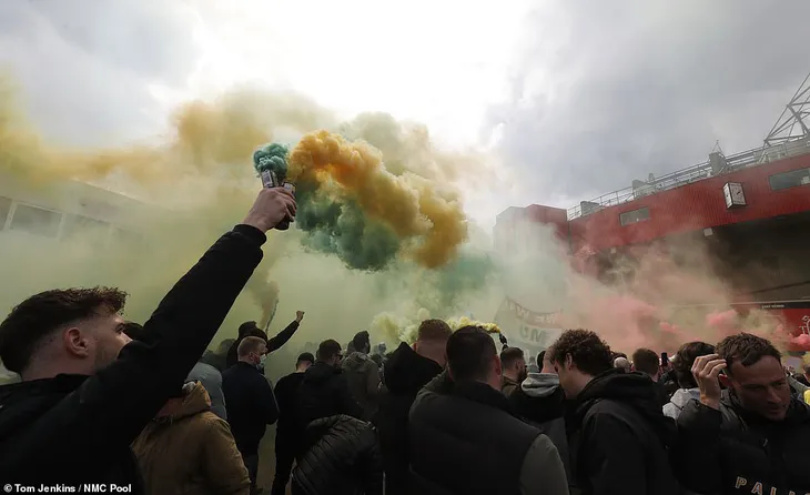 Manchester United có thể bị phạt nặng do để fan làm hoãn trận đấu với Liverpool - Ảnh 3. Manchester United có thể bị phạt nặng do để fan làm hoãn trận đấu với Liverpool - Ảnh 3.