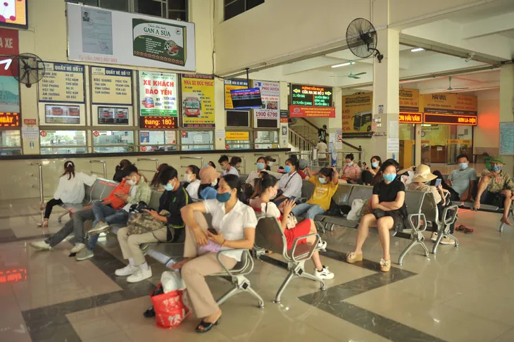 Người dân rục rịch trở về Hà Nội sau kì nghỉ lễ, nghiêm túc đeo khẩu trang - Ảnh 6. Người dân rục rịch trở về Hà Nội sau kì nghỉ lễ, nghiêm túc đeo khẩu trang - Ảnh 6.