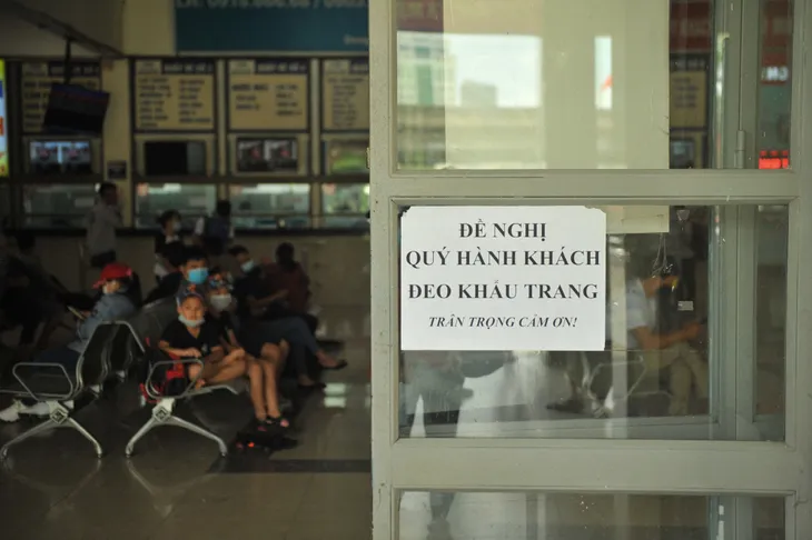 Người dân rục rịch trở về Hà Nội sau kì nghỉ lễ, nghiêm túc đeo khẩu trang - Ảnh 5. Người dân rục rịch trở về Hà Nội sau kì nghỉ lễ, nghiêm túc đeo khẩu trang - Ảnh 5.