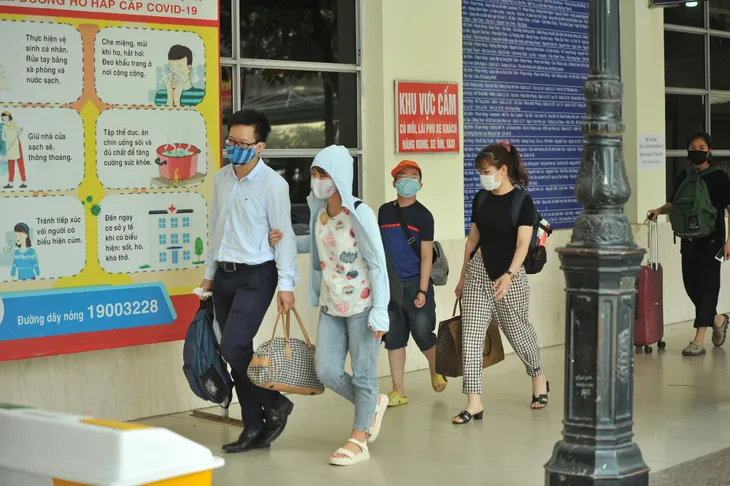 Người dân rục rịch trở về Hà Nội sau kì nghỉ lễ, nghiêm túc đeo khẩu trang - Ảnh 10. Người dân rục rịch trở về Hà Nội sau kì nghỉ lễ, nghiêm túc đeo khẩu trang - Ảnh 10.