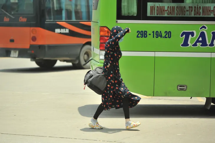 Người dân rục rịch trở về Hà Nội sau kì nghỉ lễ, nghiêm túc đeo khẩu trang - Ảnh 11. Người dân rục rịch trở về Hà Nội sau kì nghỉ lễ, nghiêm túc đeo khẩu trang - Ảnh 11.