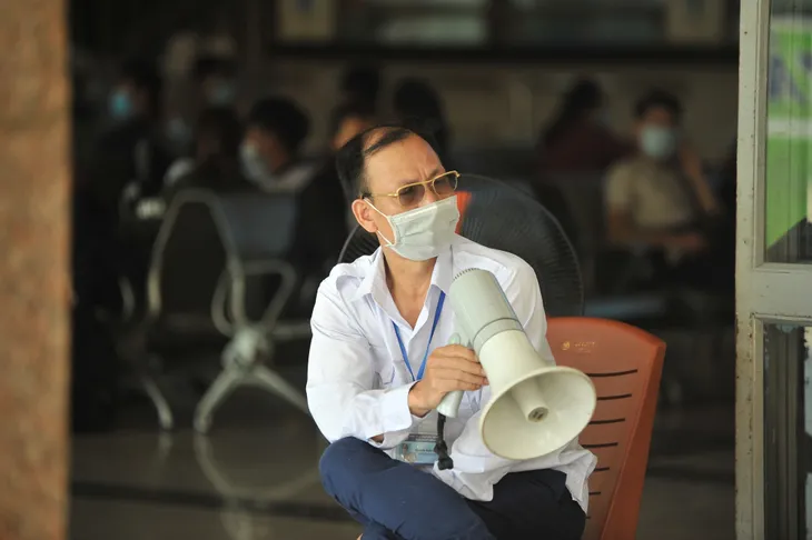 Người dân rục rịch trở về Hà Nội sau kì nghỉ lễ, nghiêm túc đeo khẩu trang - Ảnh 12. Người dân rục rịch trở về Hà Nội sau kì nghỉ lễ, nghiêm túc đeo khẩu trang - Ảnh 12.