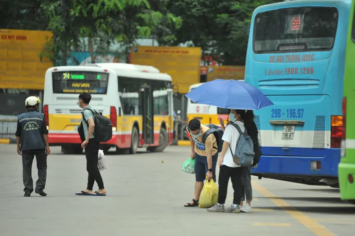 Người dân rục rịch trở về Hà Nội sau kì nghỉ lễ, nghiêm túc đeo khẩu trang - Ảnh 15. Người dân rục rịch trở về Hà Nội sau kì nghỉ lễ, nghiêm túc đeo khẩu trang - Ảnh 15.
