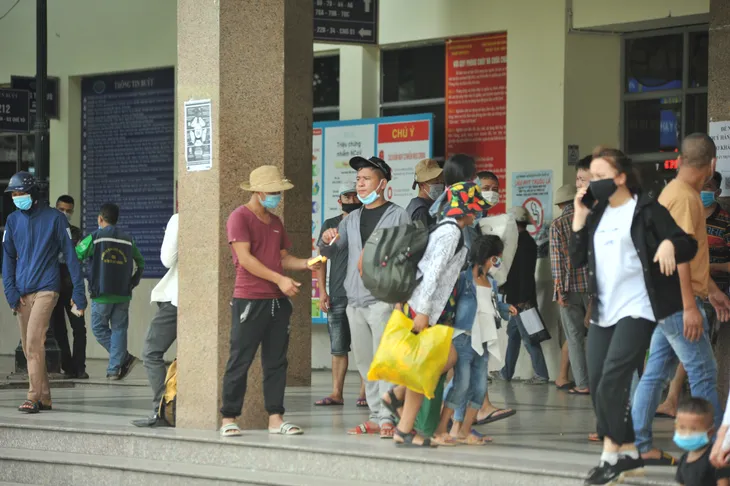 Người dân rục rịch trở về Hà Nội sau kì nghỉ lễ, nghiêm túc đeo khẩu trang - Ảnh 7. Người dân rục rịch trở về Hà Nội sau kì nghỉ lễ, nghiêm túc đeo khẩu trang - Ảnh 7.