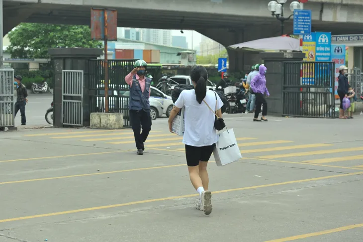 Người dân rục rịch trở về Hà Nội sau kì nghỉ lễ, nghiêm túc đeo khẩu trang - Ảnh 13. Người dân rục rịch trở về Hà Nội sau kì nghỉ lễ, nghiêm túc đeo khẩu trang - Ảnh 13.