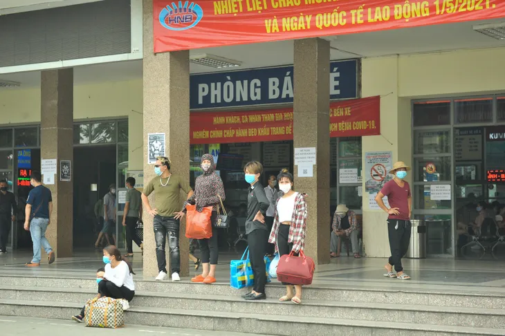 Người dân rục rịch trở về Hà Nội sau kì nghỉ lễ, nghiêm túc đeo khẩu trang - Ảnh 2. Người dân rục rịch trở về Hà Nội sau kì nghỉ lễ, nghiêm túc đeo khẩu trang - Ảnh 2.