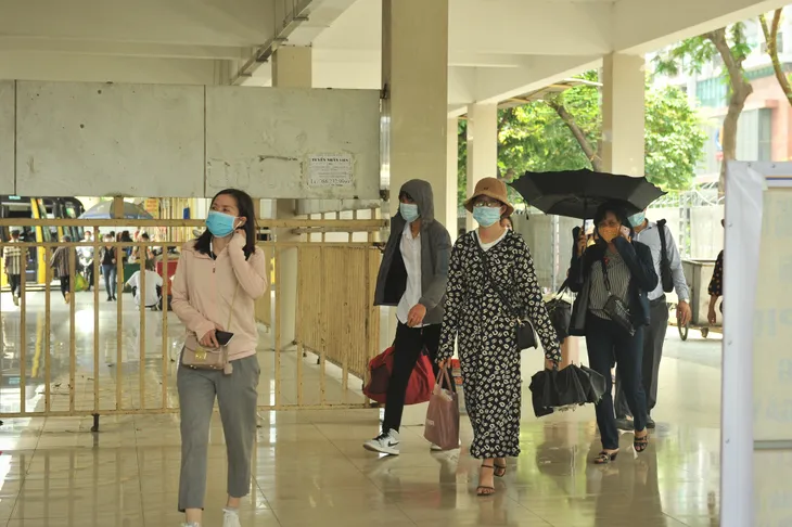Người dân rục rịch trở về Hà Nội sau kì nghỉ lễ, nghiêm túc đeo khẩu trang - Ảnh 3. Người dân rục rịch trở về Hà Nội sau kì nghỉ lễ, nghiêm túc đeo khẩu trang - Ảnh 3.
