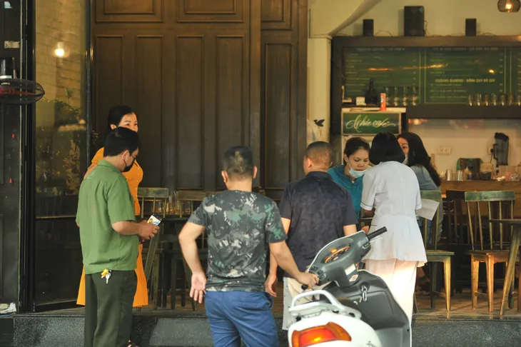 Hàng quán vỉa hè Hà Nội bắt đầu đóng cửa từ chiều 3/5 - Ảnh 3. Hàng quán vỉa hè Hà Nội bắt đầu đóng cửa từ chiều 3/5 - Ảnh 3.