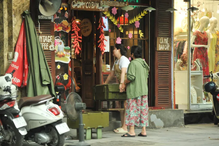 Hàng quán vỉa hè Hà Nội bắt đầu đóng cửa từ chiều 3/5 - Ảnh 2. Hàng quán vỉa hè Hà Nội bắt đầu đóng cửa từ chiều 3/5 - Ảnh 2.