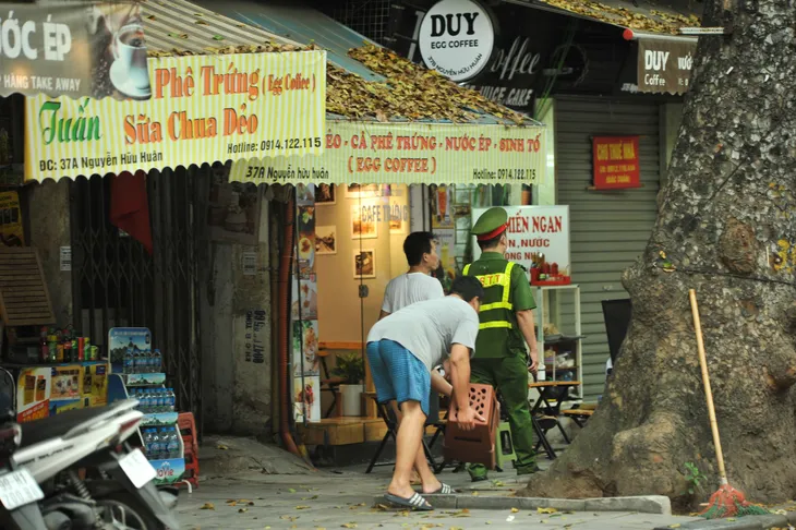 Hàng quán vỉa hè Hà Nội bắt đầu đóng cửa từ chiều 3/5 - Ảnh 4. Hàng quán vỉa hè Hà Nội bắt đầu đóng cửa từ chiều 3/5 - Ảnh 4.