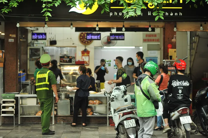Hàng quán vỉa hè Hà Nội bắt đầu đóng cửa từ chiều 3/5 - Ảnh 5. Hàng quán vỉa hè Hà Nội bắt đầu đóng cửa từ chiều 3/5 - Ảnh 5.