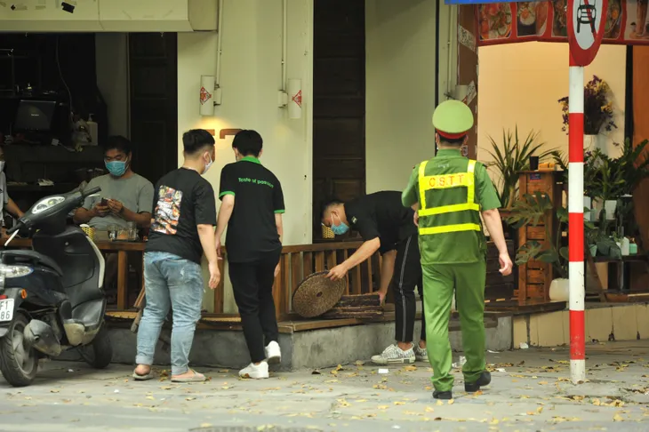 Hàng quán vỉa hè Hà Nội bắt đầu đóng cửa từ chiều 3/5 - Ảnh 6. Hàng quán vỉa hè Hà Nội bắt đầu đóng cửa từ chiều 3/5 - Ảnh 6.