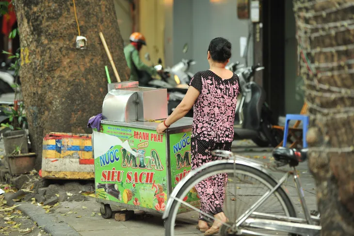 Hàng quán vỉa hè Hà Nội bắt đầu đóng cửa từ chiều 3/5 - Ảnh 8. Hàng quán vỉa hè Hà Nội bắt đầu đóng cửa từ chiều 3/5 - Ảnh 8.