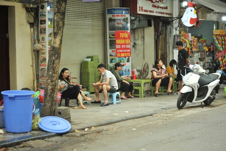 Hàng quán vỉa hè Hà Nội bắt đầu đóng cửa từ chiều 3/5 - Ảnh 11. Hàng quán vỉa hè Hà Nội bắt đầu đóng cửa từ chiều 3/5 - Ảnh 11.