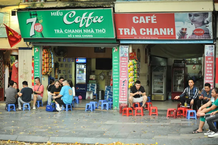 Hàng quán vỉa hè Hà Nội bắt đầu đóng cửa từ chiều 3/5 - Ảnh 12. Hàng quán vỉa hè Hà Nội bắt đầu đóng cửa từ chiều 3/5 - Ảnh 12.
