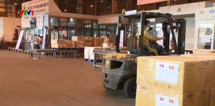 Việt Nam hỗ trợ Lào trang thiết bị y tế phòng chống dịch COVID-19 - Ảnh 2. Việt Nam hỗ trợ Lào trang thiết bị y tế phòng chống dịch COVID-19 - Ảnh 2.