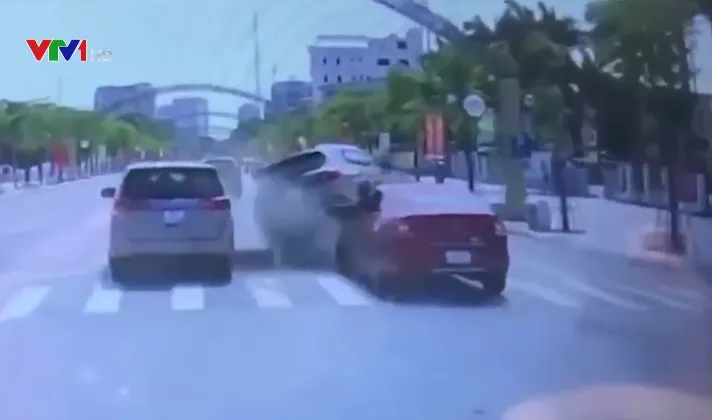 Lao nhanh từ đường nhánh ra đường chính, ô tô gây tai nạn liên hoàn - Ảnh 1. Lao nhanh từ đường nhánh ra đường chính, ô tô gây tai nạn liên hoàn - Ảnh 1.