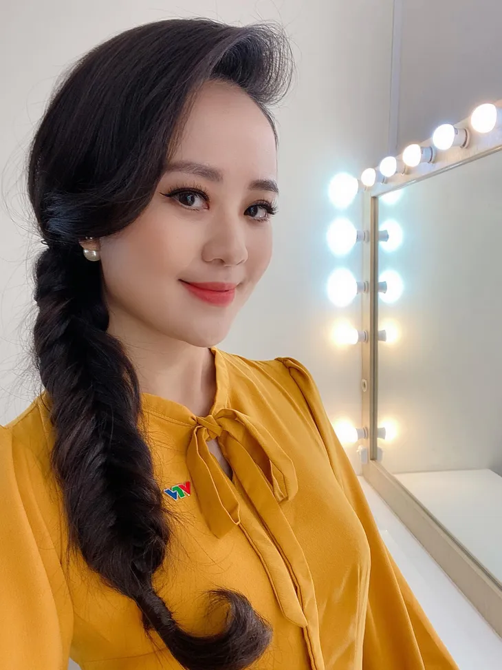 Dàn MC, BTV mê tóc dài: Thụy Vân biến hóa, Hoài Anh cuốn hút, Thu Hương lại than dày - Ảnh 4. Dàn MC, BTV mê tóc dài: Thụy Vân biến hóa, Hoài Anh cuốn hút, Thu Hương lại than dày - Ảnh 4.