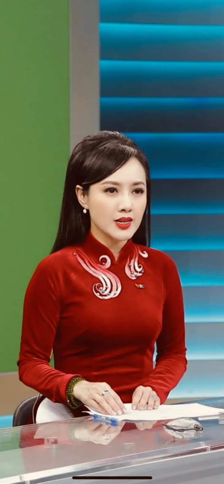Dàn MC, BTV mê tóc dài: Thụy Vân biến hóa, Hoài Anh cuốn hút, Thu Hương lại than dày - Ảnh 24. Dàn MC, BTV mê tóc dài: Thụy Vân biến hóa, Hoài Anh cuốn hút, Thu Hương lại than dày - Ảnh 24.