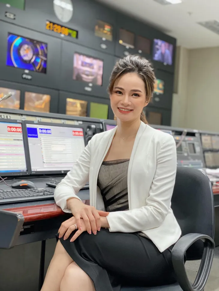 Dàn MC, BTV mê tóc dài: Thụy Vân biến hóa, Hoài Anh cuốn hút, Thu Hương lại than dày - Ảnh 10. Dàn MC, BTV mê tóc dài: Thụy Vân biến hóa, Hoài Anh cuốn hút, Thu Hương lại than dày - Ảnh 10.