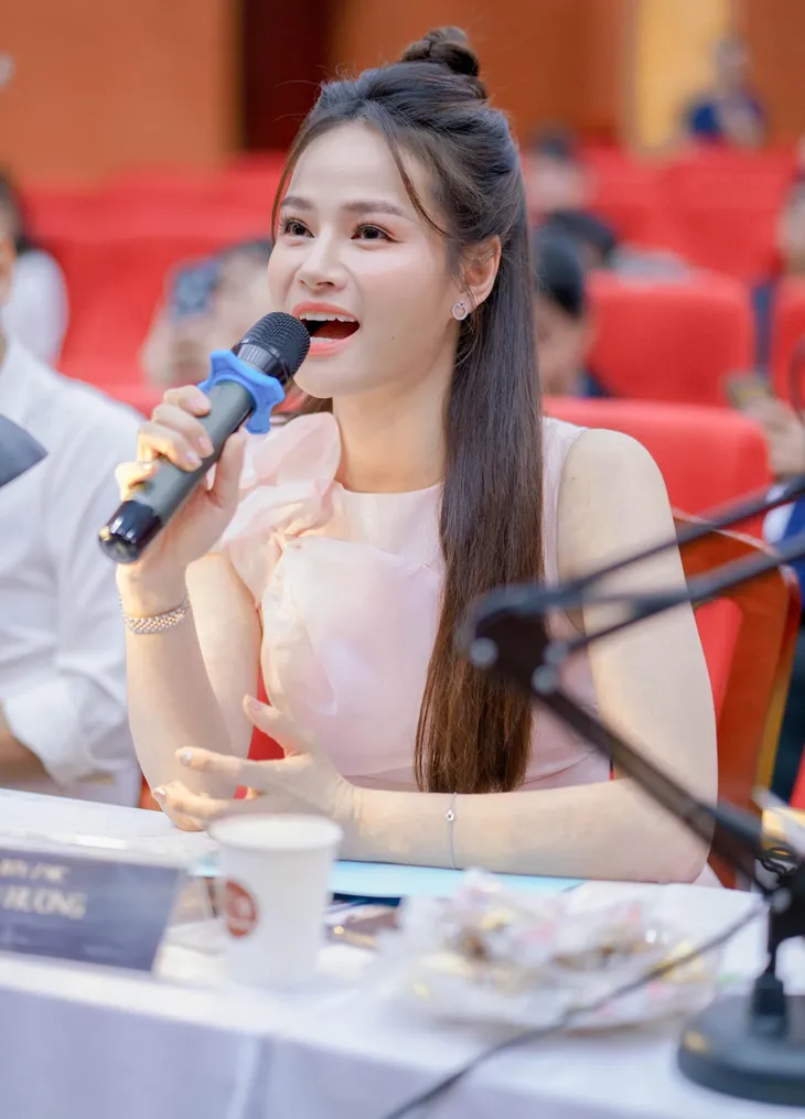 Dàn MC, BTV mê tóc dài: Thụy Vân biến hóa, Hoài Anh cuốn hút, Thu Hương lại than dày - Ảnh 11. Dàn MC, BTV mê tóc dài: Thụy Vân biến hóa, Hoài Anh cuốn hút, Thu Hương lại than dày - Ảnh 11.