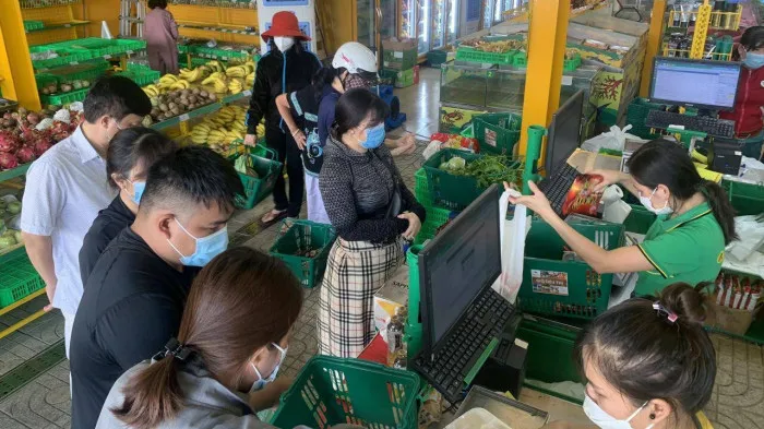Người dân TP Hồ Chí Minh chung tay, đồng lòng thực hiện giãn cách xã hội - Ảnh 4. Người dân TP Hồ Chí Minh chung tay, đồng lòng thực hiện giãn cách xã hội - Ảnh 4.