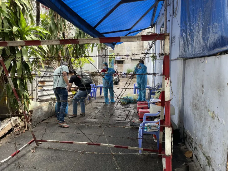 Người dân TP Hồ Chí Minh chung tay, đồng lòng thực hiện giãn cách xã hội - Ảnh 1. Người dân TP Hồ Chí Minh chung tay, đồng lòng thực hiện giãn cách xã hội - Ảnh 1.