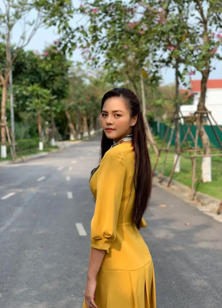 Thu Quỳnh ép cân để trở thành cô thư ký xinh đẹp trong Hương vị tình thân - Ảnh 2. Thu Quỳnh ép cân để trở thành cô thư ký xinh đẹp trong Hương vị tình thân - Ảnh 2.