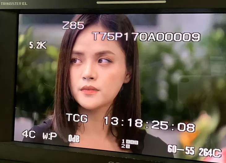 Thu Quỳnh ép cân để trở thành cô thư ký xinh đẹp trong Hương vị tình thân - Ảnh 5. Thu Quỳnh ép cân để trở thành cô thư ký xinh đẹp trong Hương vị tình thân - Ảnh 5.