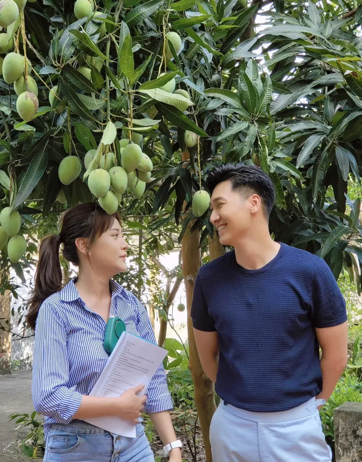 Mạnh Trường - Phương Oanh tíu tít ở hậu trường phần 2 Hương vị tình thân - Ảnh 2. Mạnh Trường - Phương Oanh tíu tít ở hậu trường phần 2 Hương vị tình thân - Ảnh 2.
