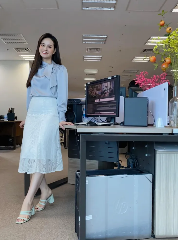 BTV, MC tuần qua: Phương Nam chuẩn soái ca, Minh Hằng khác lạ với phong cách cá tính - Ảnh 2. BTV, MC tuần qua: Phương Nam chuẩn soái ca, Minh Hằng khác lạ với phong cách cá tính - Ảnh 2.