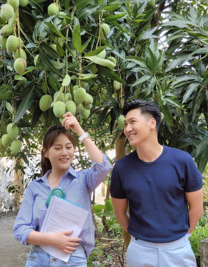 Mạnh Trường - Phương Oanh tíu tít ở hậu trường phần 2 Hương vị tình thân - Ảnh 3. Mạnh Trường - Phương Oanh tíu tít ở hậu trường phần 2 Hương vị tình thân - Ảnh 3.