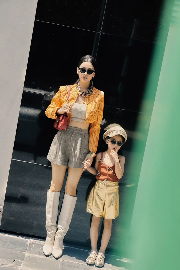 Mẹ con Á hậu Diễm Trang “chất lừ” trong bộ ảnh streetstyle - Ảnh 6. Mẹ con Á hậu Diễm Trang “chất lừ” trong bộ ảnh streetstyle - Ảnh 6.