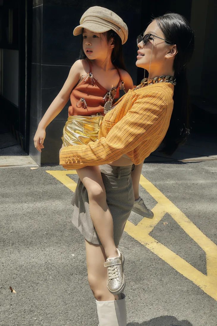 Mẹ con Á hậu Diễm Trang “chất lừ” trong bộ ảnh streetstyle - Ảnh 2. Mẹ con Á hậu Diễm Trang “chất lừ” trong bộ ảnh streetstyle - Ảnh 2.