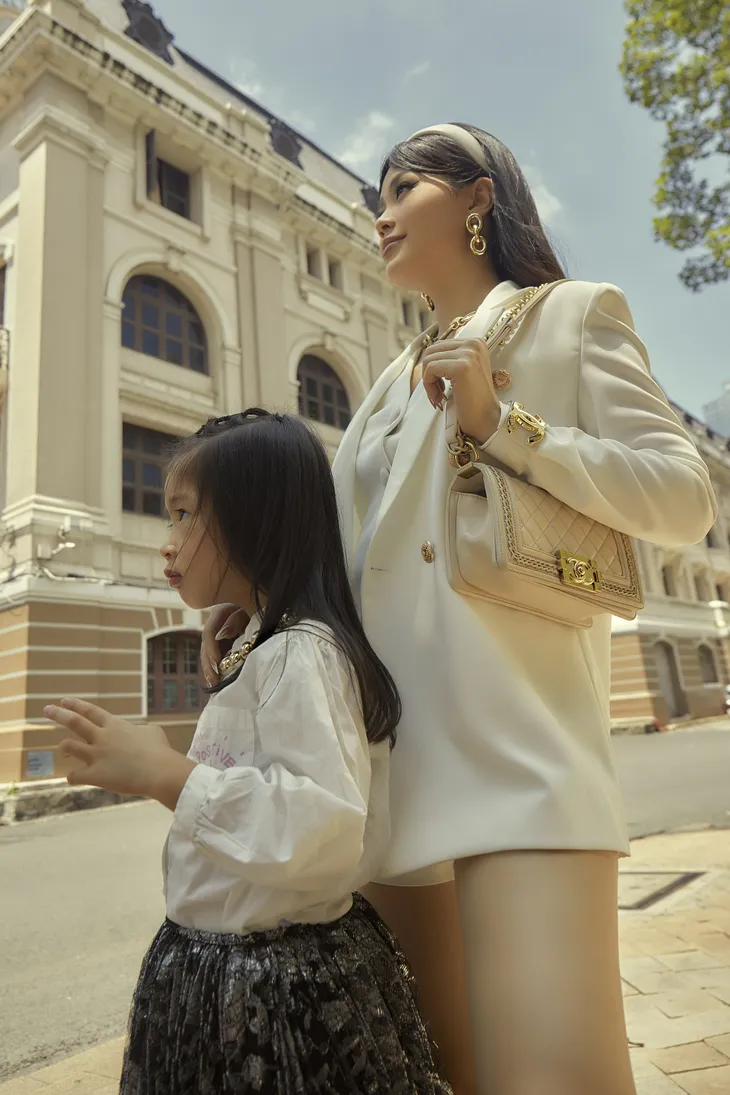 Mẹ con Á hậu Diễm Trang “chất lừ” trong bộ ảnh streetstyle - Ảnh 3. Mẹ con Á hậu Diễm Trang “chất lừ” trong bộ ảnh streetstyle - Ảnh 3.