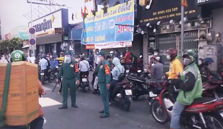 TP Hồ Chí Minh bắt đầu giãn cách xã hội, nhiều người dân vẫn đổ xô ra ngoài - Ảnh 1. TP Hồ Chí Minh bắt đầu giãn cách xã hội, nhiều người dân vẫn đổ xô ra ngoài - Ảnh 1.