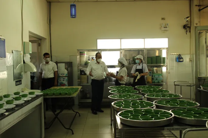 Phó Thủ tướng Trương Hòa Bình kiểm tra công tác phòng dịch COVID-19 tại khu chế xuất - Ảnh 1. Phó Thủ tướng Trương Hòa Bình kiểm tra công tác phòng dịch COVID-19 tại khu chế xuất - Ảnh 1.