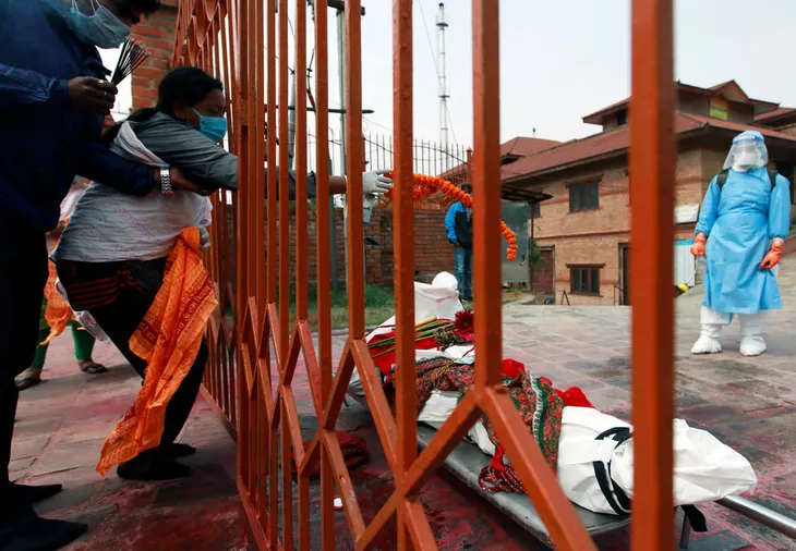 Sau Ấn Độ, Nepal hỏa thiêu nạn nhân COVID-19 ngoài trời - Ảnh 10. Sau Ấn Độ, Nepal hỏa thiêu nạn nhân COVID-19 ngoài trời - Ảnh 10.