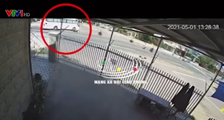 Mô tô phân khối lớn đâm trực diện đầu xe khách, 2 người văng lên không trung - Ảnh 1. Mô tô phân khối lớn đâm trực diện đầu xe khách, 2 người văng lên không trung - Ảnh 1.