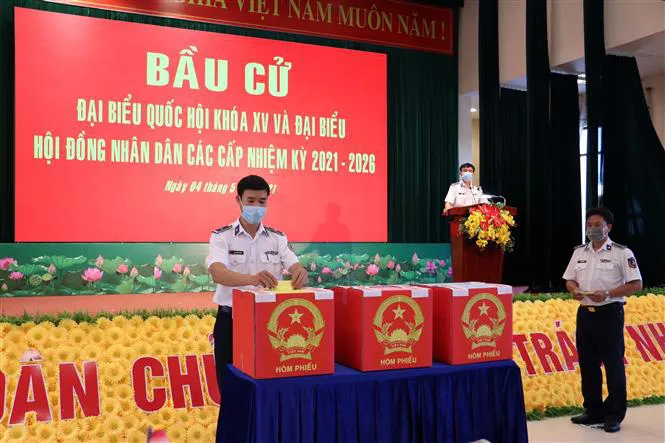 Những cử tri đi bầu cử sớm nhất cả nước - Ảnh 1. Những cử tri đi bầu cử sớm nhất cả nước - Ảnh 1.