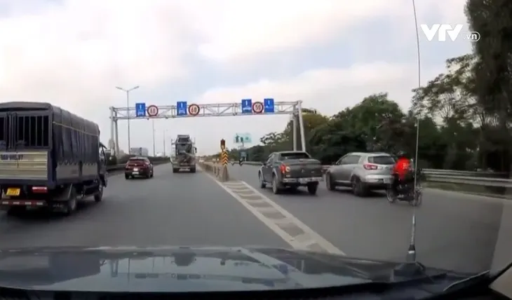 Khuất tầm nhìn vẫn phóng nhanh, xe máy tông thẳng đuôi xe khác - Ảnh 1. Khuất tầm nhìn vẫn phóng nhanh, xe máy tông thẳng đuôi xe khác - Ảnh 1.