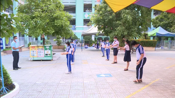 Thầy trò TP Hồ Chí Minh tăng tốc để kết thúc năm học sớm, học sinh lớp 5 hoàn thành bài thi cuối kỳ - Ảnh 10. Thầy trò TP Hồ Chí Minh tăng tốc để kết thúc năm học sớm, học sinh lớp 5 hoàn thành bài thi cuối kỳ - Ảnh 10.
