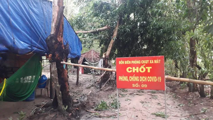 Lốc xoáy thổi bay chốt chống dịch trên biên giới Tây Ninh - Ảnh 1. Lốc xoáy thổi bay chốt chống dịch trên biên giới Tây Ninh - Ảnh 1.