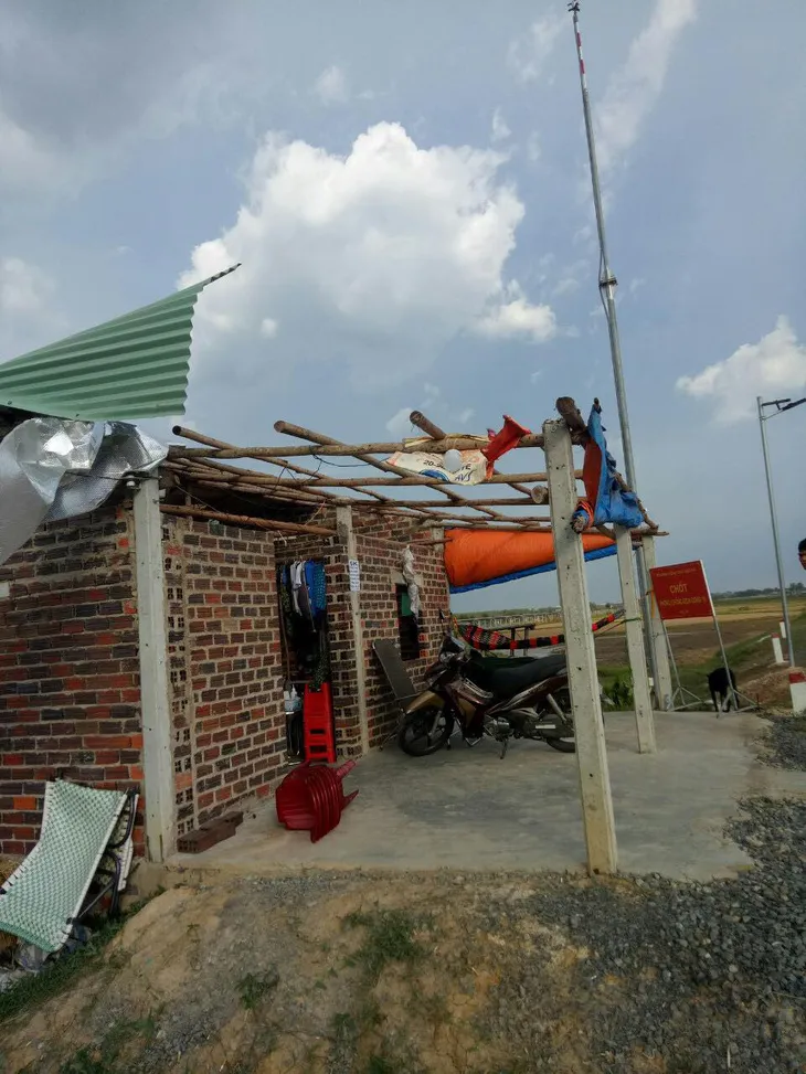 Lốc xoáy thổi bay chốt chống dịch trên biên giới Tây Ninh - Ảnh 2. Lốc xoáy thổi bay chốt chống dịch trên biên giới Tây Ninh - Ảnh 2.