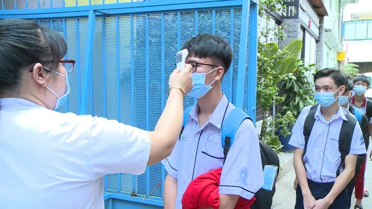 Thầy trò TP Hồ Chí Minh tăng tốc để kết thúc năm học sớm, học sinh lớp 5 hoàn thành bài thi cuối kỳ - Ảnh 3. Thầy trò TP Hồ Chí Minh tăng tốc để kết thúc năm học sớm, học sinh lớp 5 hoàn thành bài thi cuối kỳ - Ảnh 3.