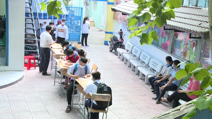 Thầy trò TP Hồ Chí Minh tăng tốc để kết thúc năm học sớm, học sinh lớp 5 hoàn thành bài thi cuối kỳ - Ảnh 6. Thầy trò TP Hồ Chí Minh tăng tốc để kết thúc năm học sớm, học sinh lớp 5 hoàn thành bài thi cuối kỳ - Ảnh 6.