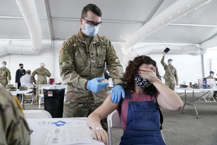 Canada là nước đầu tiên cấp phép vaccine Pfizer cho trẻ trên 12 tuổi - Ảnh 1. Canada là nước đầu tiên cấp phép vaccine Pfizer cho trẻ trên 12 tuổi - Ảnh 1.